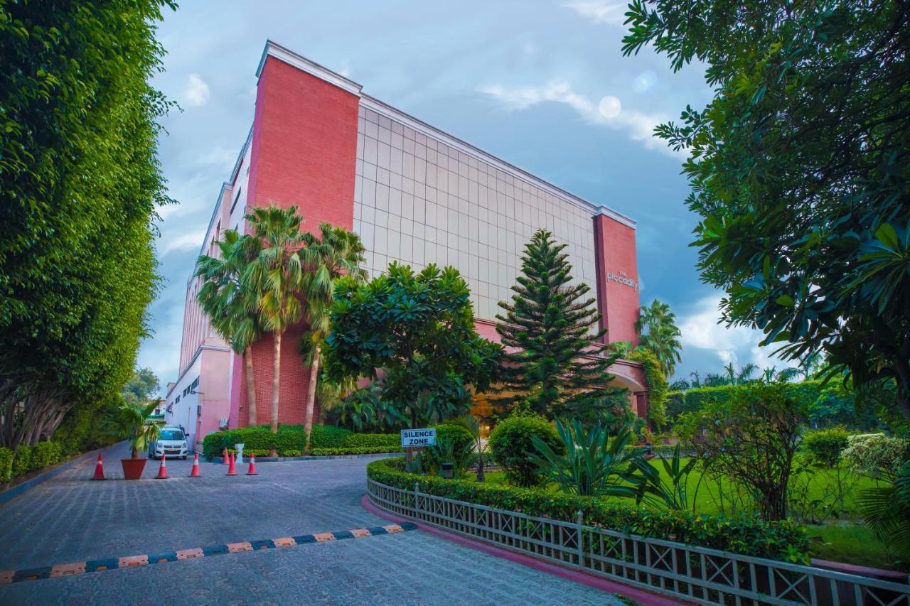 The Piccadily Hotel Lucknow Exterior foto