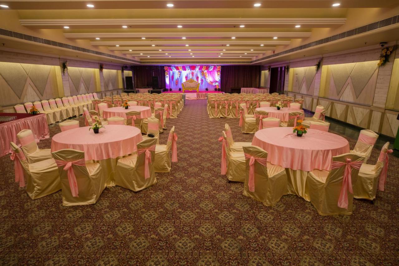 The Piccadily Hotel Lucknow Exterior foto