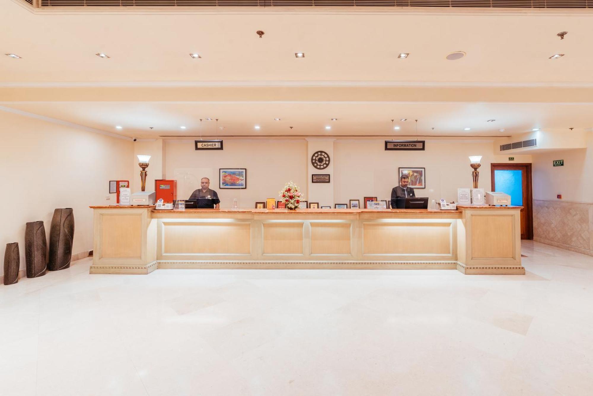 The Piccadily Hotel Lucknow Exterior foto